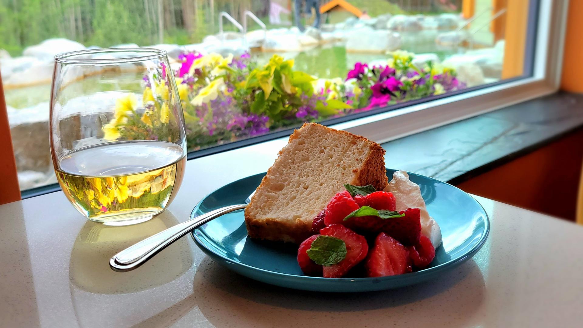 Angel food cake with strawberries and a glass of wine